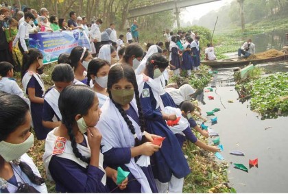 বগুড়ায় নৌকা দেখতে নৌকা ভাসালো
 তিন শতাধিক স্কুল শিক্ষার্থী

