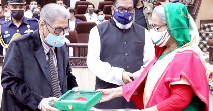 স্বাধীনতা পুরস্কার তুলে দিলেন প্রধানমন্ত্রী
