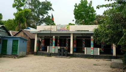 বিদ্যালয়ে শুক্রবারে ও উড়ছে জাতীয় পতাকা
