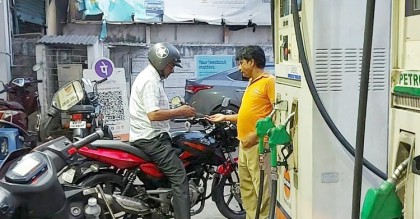 জ্বালানি তেলের দাম বাড়ায় ক্ষুব্ধ পশ্চিমবঙ্গের মানুষ
