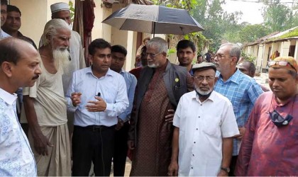 ভিক্ষুককে রাস্তা থেকে তুলে এনে প্রধানমন্ত্রীর
উপহারের ঘর দিলেন ধুনটের ইউএনও