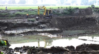 আবাদি জমি পুকুরে রুপান্তর! রাস্তা ধসে পড়ার সম্ভাবনা
