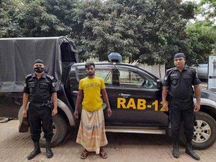 বগুড়ায় র‍্যাবের অভিযানে
চোলাই মদসহ যুবক গ্রেফতার