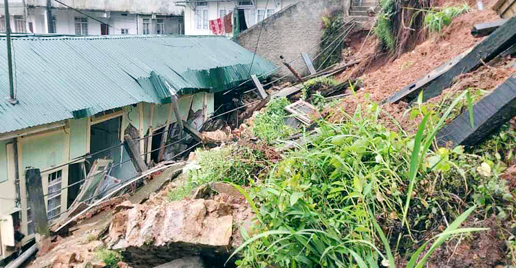 আসাম-মেঘালয়ে ঝড়ে হাজারো বাড়ি বিধ্বস্ত, মৃত ৬
