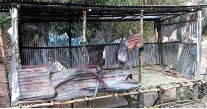 মাঝিহট্টে সন্ত্রাসী স্টাইলে এক ব্যাক্তির
দোকান ঘর ভাংচুর করার অভিযোগ