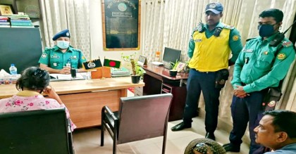 অভিমানী মেয়েকে বাবা-মায়ের কাছে ফিরিয়ে দিলো ট্রাফিক পুলিশ

