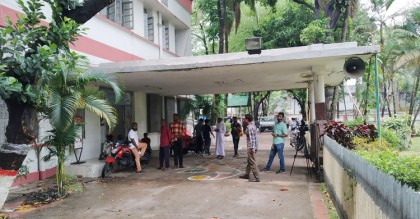 ঢাকা কলেজে থমথমে পরিস্থিতি, জরুরি বৈঠকে শিক্ষকরা
