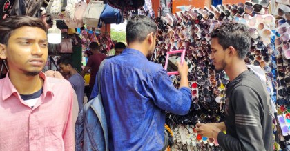 বেচাকেনায় স্বস্তি ফিরছে নিউমার্কেটে
