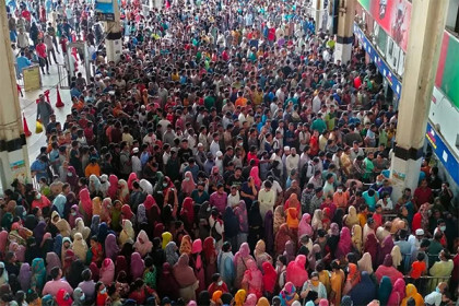 অগ্রিম টিকিটের জন্য কমলাপুর রেলস্টেশনে উপচে পড়া ভিড়
