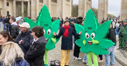 গাঁজা সেবন বৈধ করার দাবি বার্লিনে
