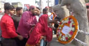 রানা প্লাজার অস্থায়ী শহীদ বেদীতে ফুলেল শ্রদ্ধা
