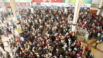 রাত জেগে ট্রেনের টিকিটের জন্য অপেক্ষা
