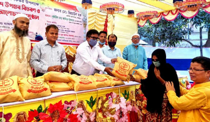 বগুড়ায় ৩ শতাধিক মানুষকে
ঈদ উপহার দিলো স্বর্ণগ্রাম