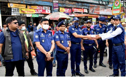 বগুড়ায় সড়কে দায়িত্বরত পুলিশ সদস্যদের
নিজ হাতে ইফতার দিলেন এসপি সুদীপ