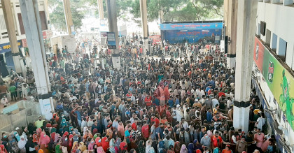 ১ মে’র টিকিট পেতে কমলাপুরে ঘরমুখো মানুষের ভিড়
