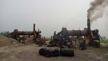 ঈদ কে সামনে রেখে শিবগঞ্জ বিহার সড়কের মেরামত
ও সংরক্ষণ কাজ দ্রুত গতিতে এগিয়ে চলছে