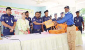 জয়পুরহাটে গ্রাম পুলিশের মাঝে ঈদ উপহার বিতরণ