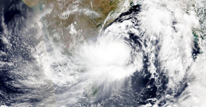 নিম্নচাপে পরিণত ‘অশনি’, নামলো সতর্ক সংকেত
