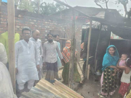 আক্কেলপুরে ঝড়ের তান্ডবে ক্ষতিগ্রস্থদের পাশে দাঁড়ালেন হুইপ স্বপন