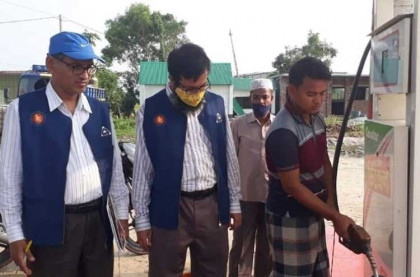 বগুড়ায় ফিলিং স্টেশনসহ ২ খাদ্য 
উৎপাদনকারী প্রতিষ্ঠানে জরিমানা