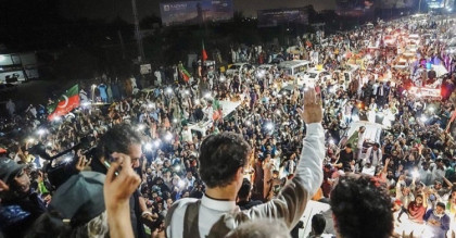 নির্বাচনের ঘোষণা দিতে সরকারকে ৬ দিনের সময় দিলেন ইমরান খান
