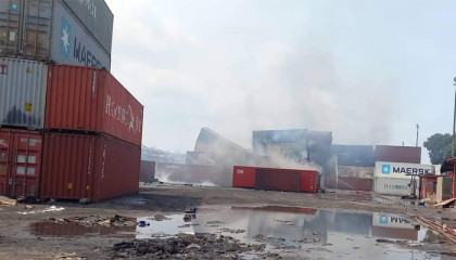 ৩৬ ঘণ্টায়ও নেভেনি বিএম কনটেইনার ডিপোর আগুন
