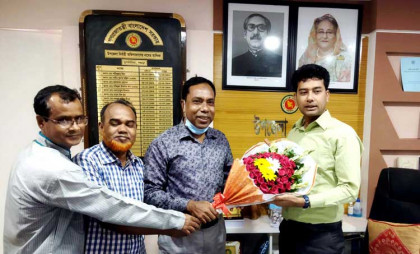 দুপচাঁচিয়ায় নবাগত ইউএনওকে আছির উদ্দিন চিশতী মেমোরিয়াল স্কুল ও কলেজের পক্ষ থেকে ফুলেল শুভেচ্ছা প্রদান
