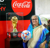 বিশ্বকাপ ট্রফির পাশে উচ্ছ্বসিত প্রধানমন্ত্রী
