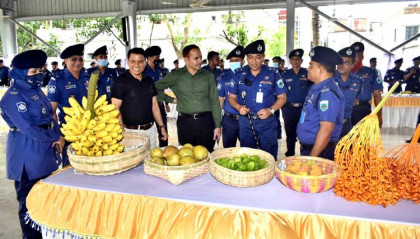 বগুড়ায় পুলিশ সদস্যদের অংশগ্রহণে
ব্যতিক্রমী মৌসুমী ফল উৎসব অনুষ্ঠিত