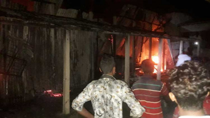 ধুনটে অগ্নিকাণ্ডে দুইটি বসতবাড়ি পুড়ে ছাই