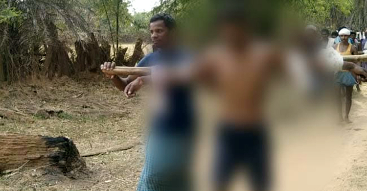 পরকীয়া ‘প্রেমিকাসহ’ স্বামীকে নগ্ন করে গ্রাম ঘোরালেন স্ত্রী
