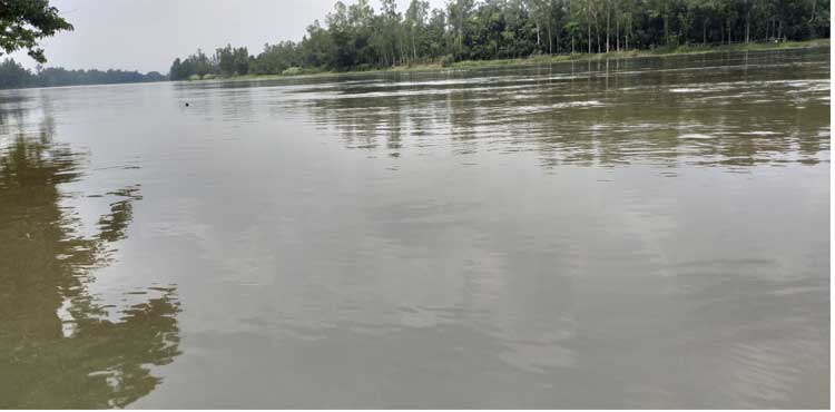 মান্দায় বিপদসীমা ছুঁইছুঁই করছে আত্রাই নদীর পানি 