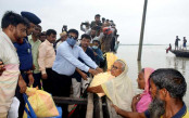 ধুনটে বন্যার্ত মানুষের মাঝে ত্রাণ বিতরণ
 করলেন জেলা প্রশাসক