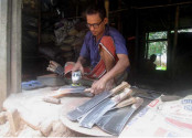 কুরবানি ঈদে পশু জবাই ও মাংস কাটার অস্ত্র তৈরি করা নিয়ে ব্যস্ত কামার পাড়ার কামাররা