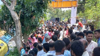 নওগাঁয় ট্রাকচাপায় ৫ শিক্ষক নিহত
