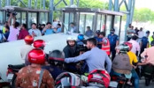 পদ্মা সেতুর জাজিরা প্রান্তে বাইকারদের সড়ক অবরোধ
