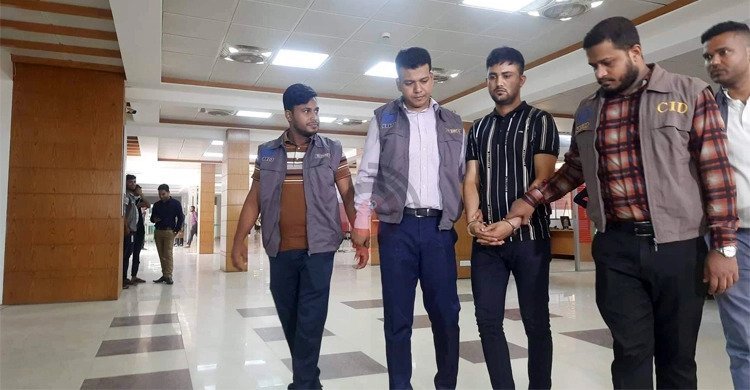 নাট-বল্টু খোলা বায়েজিদের গাড়ি জব্দ, বন্ধুর দেশত্যাগ ঠেকাতে চিঠি
