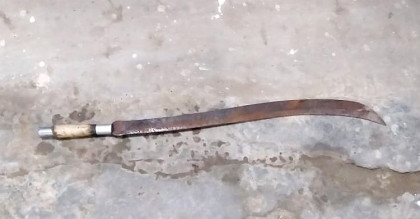 দরজা খুলেই পুলিশের হাতে কোপ দিলেন মাদক ব্যবসায়ী
