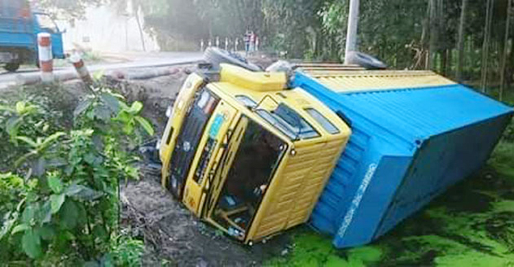নিয়ন্ত্রণহীন কাভার্ডভ্যানের চাপায় ৪ পথচারী নিহত
