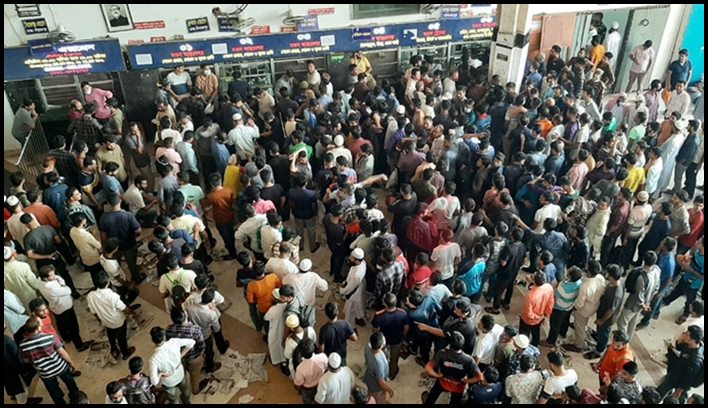 কমলাপুরে টিকিটপ্রত্যাশীদের উপচেপড়া ভিড়
