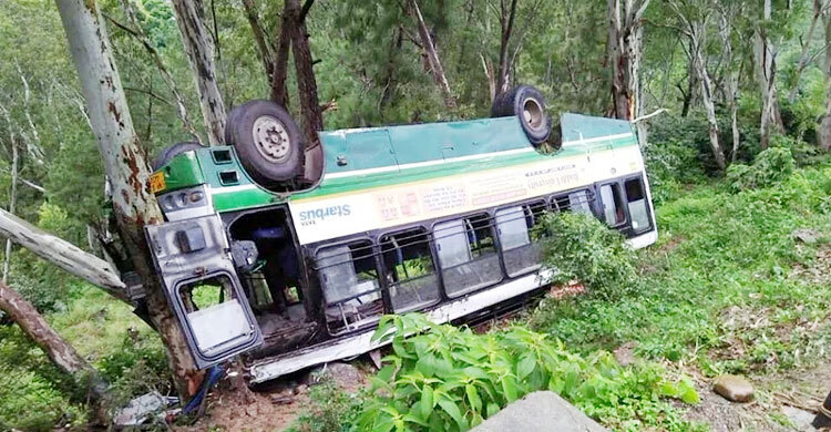 পাকিস্তানে পর্যটকবাহী বাস খাদে, ১১ প্রাণহানি
