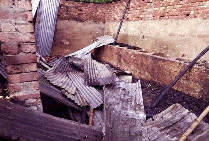 মান্দায় আগুনে পুড়ল তিন পরিবারের বসতঘর