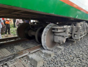 জয়পুরহাটের একতা ট্রেনের বগি লাইনচ্যুত
প্রায় ৬ ঘন্টা পর রেল যোগাযোগ স্বাভাবিক