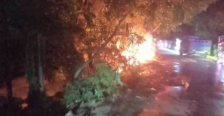 ফেনসিডিল বহনকারী প্রাইভেটকারে জনতার আগুন
