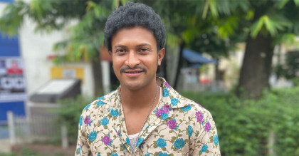 এফডিসিতে ঘুরে বেড়াচ্ছেন এ কোন সাকিব!
