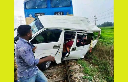 মিরসরাইয়ে মাইক্রোবাসে ট্রেনের ধাক্কা, নিহত ১১
