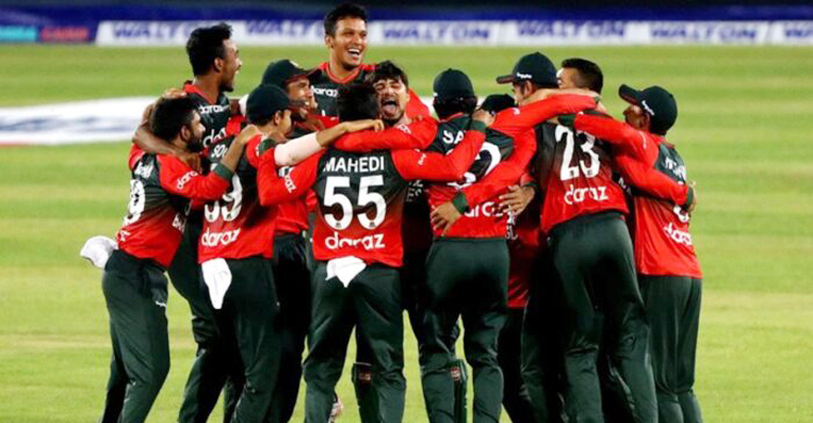ঐ নতুনের কেতন উড়ানোর অপেক্ষায়

