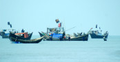 বঙ্গোপসাগরে ২৬ ট্রলারে ডাকাতি, ডুবিয়ে দেওয়া হলো একটি
