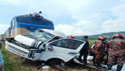 মিরসরাইয়ে ট্রেন দুর্ঘটনা: গেটকিপারকে আসামি করে মামলা
