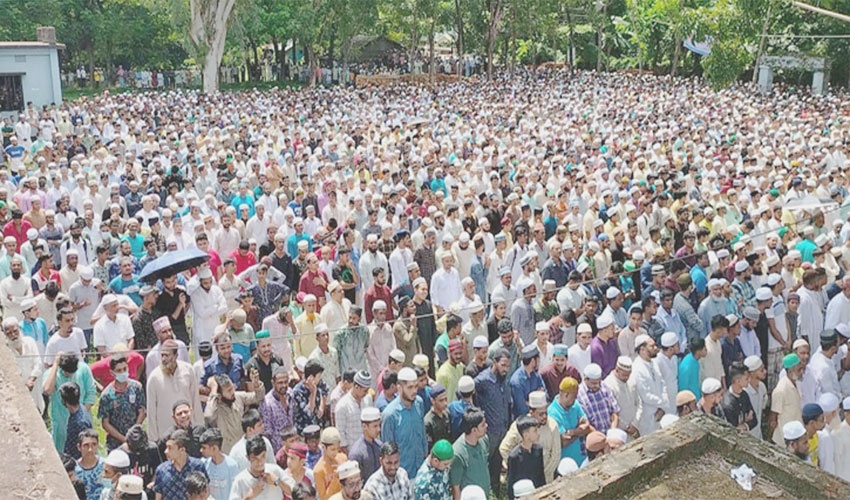 শোকের জনপদ হাটহাজারী­ জানাজায় মানুষের ঢল
